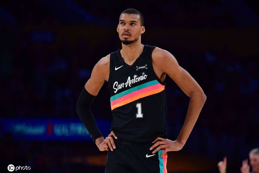 文班亚马40+12提前下班 马刺横扫残阵湖人